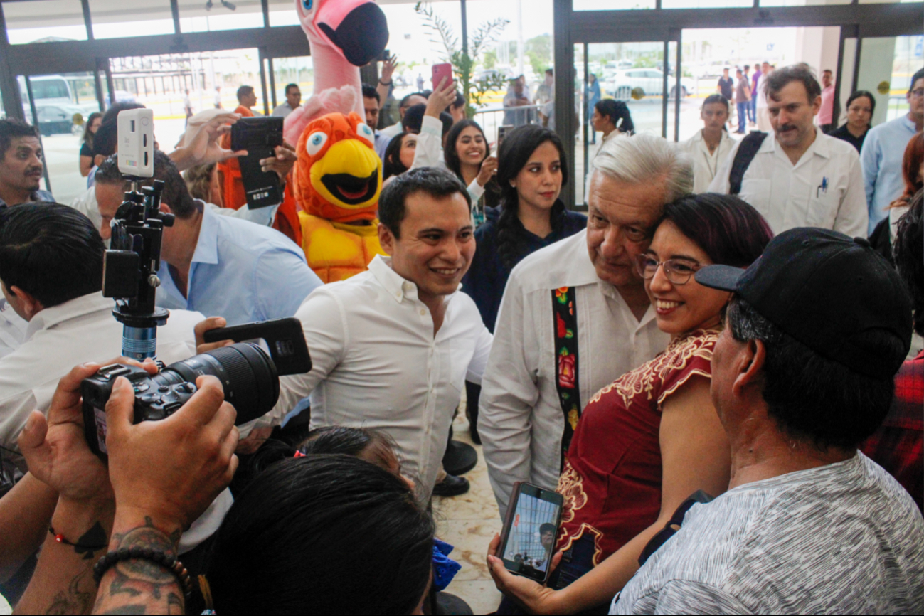 Cientos de ciudadanos aprovecharon para tomarse la foto con el Jefe del Ejecutivo. Cientos de ciudadanos aprovecharon para tomarse la foto con el Jefe del Ejecutivo.
