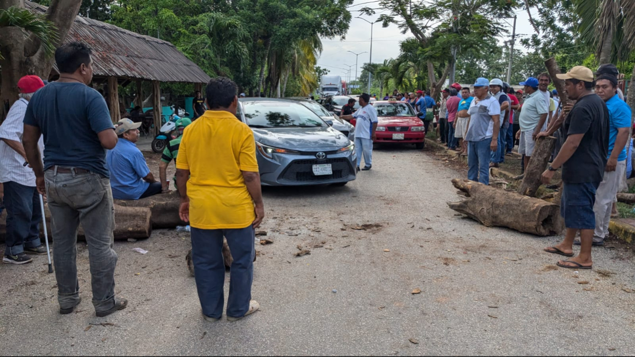 Ejidatarios bloquean la vía José María Morelos-Peto, Yucatán 