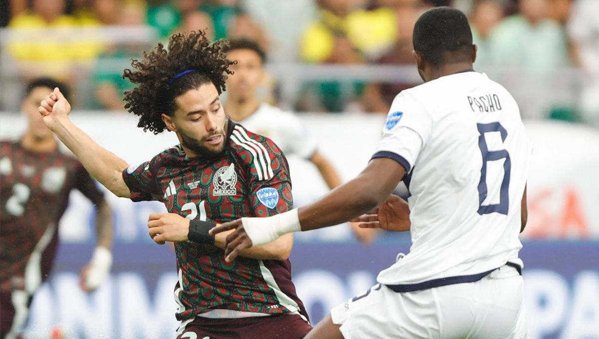 Chino Huerta disputa el esférico contra Willian Pacho en el México vs Ecuador Chino Huerta disputa el esférico contra Willian Pacho en el México vs Ecuador