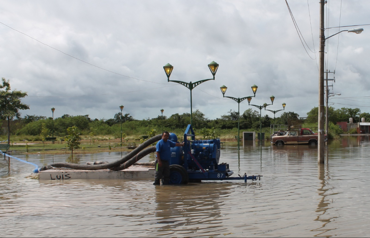   ¡Siguen bajo el agua Siglo XXI y Villamadero!  Continúan trabajos de bombeo en Campeche  