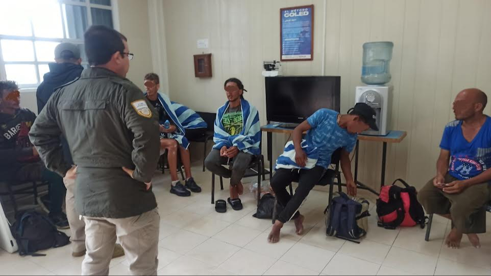 Secretaría de Marina  detiene a siete cubanos en Playa Norte, Isla Mujeres