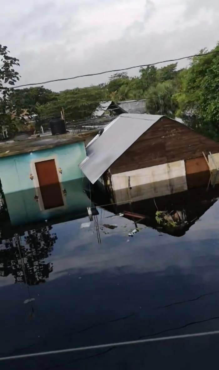 Familia de Bacalar pide ayuda; inundación se 'traga' su casa
