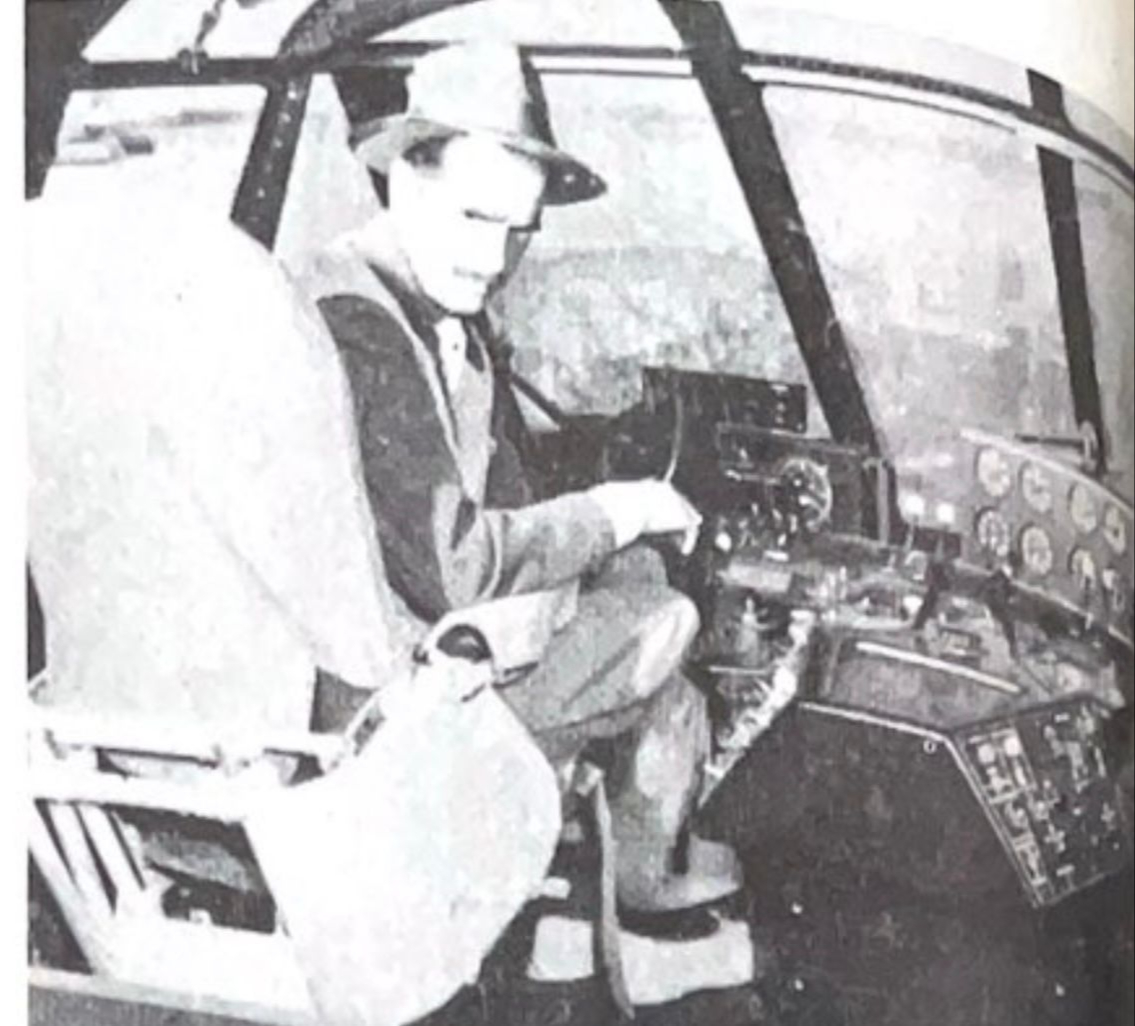 En su trabajo compartió la vida de Howard Hughes, un estrafalario multimillonario hombre de negocios En su trabajo compartió la vida de Howard Hughes, un estrafalario multimillonario hombre de negocios