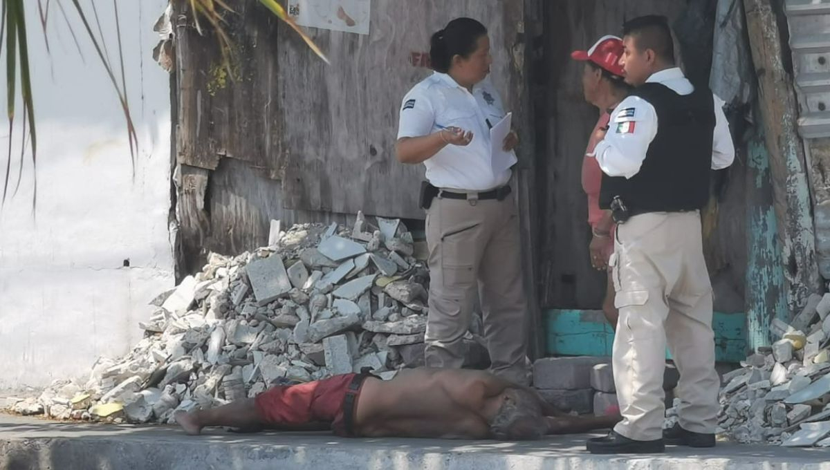 Vecinos auxilian a hombre que sacaba espuma por la boca en Ciudad del Carmen 