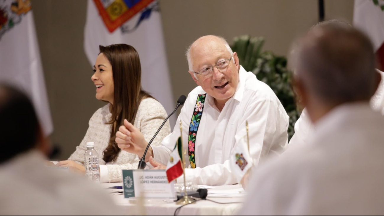 Ken Salazar, embajador de EU en México, felicita a Joaquín Díaz por su triunfo en Yucatán