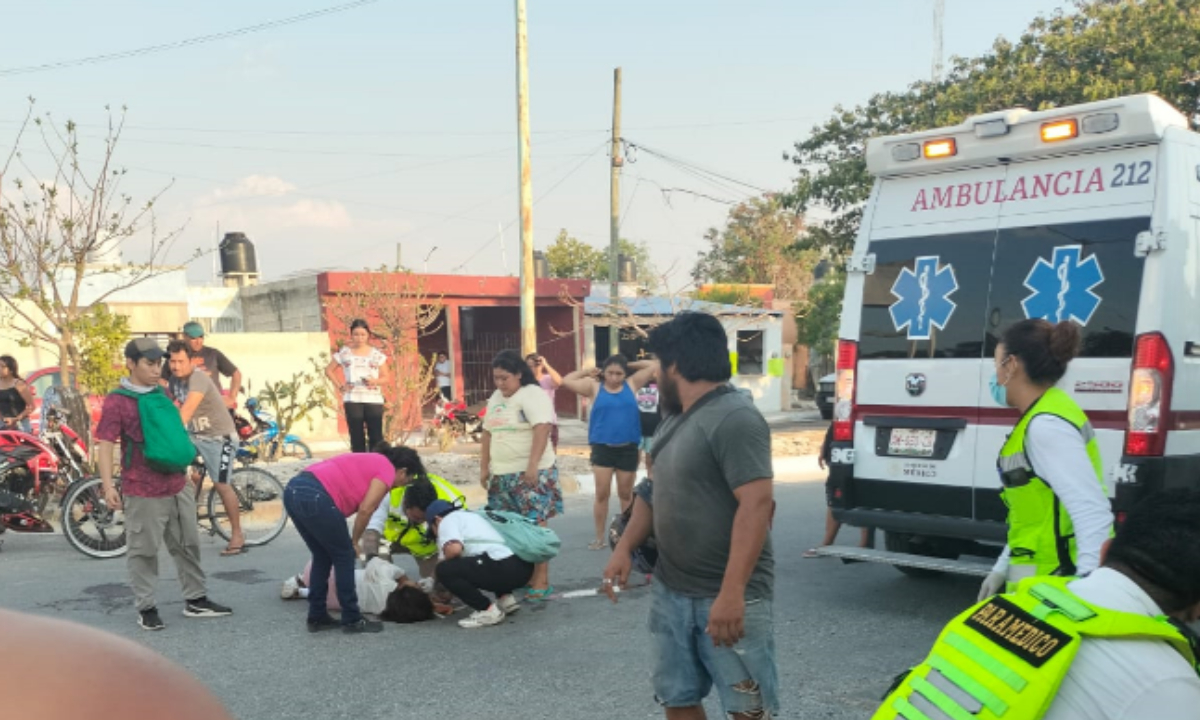 Gravemente lesionada termina una pareja en Campeche, al impactar su moto contra un coche: VIDEO  