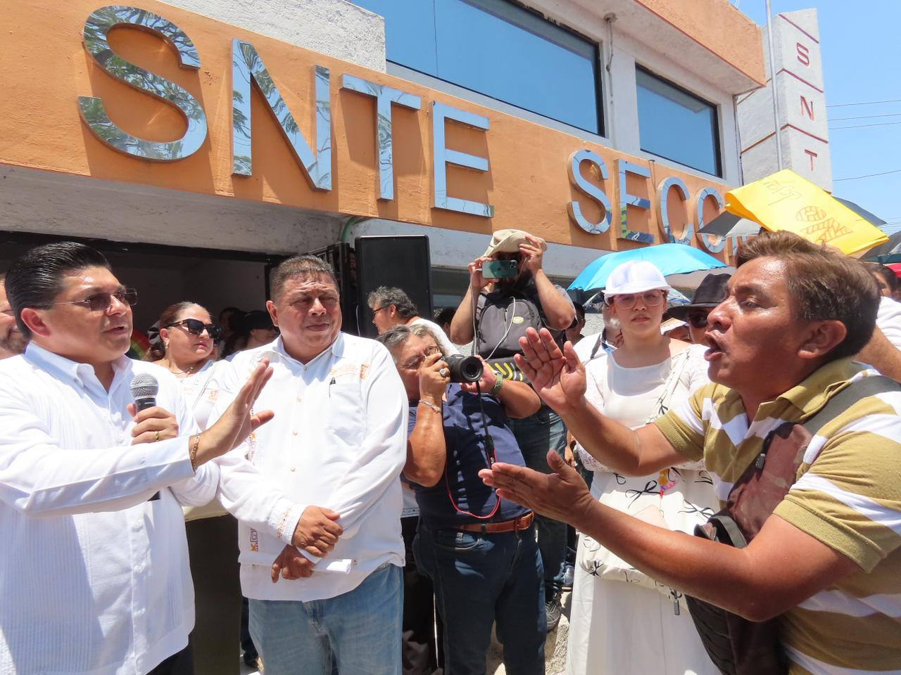 Maestros se enfrentaron al líder del SNTE en Yucatán