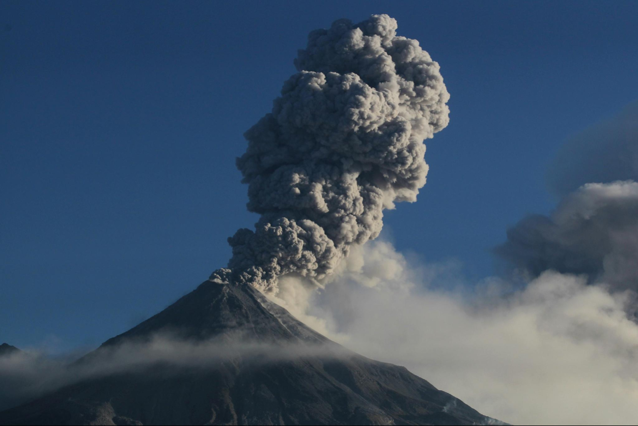 Monte Ibu de Indonesia entra en erupción y arroja lava y ceniza Monte Ibu de Indonesia entra en erupción y arroja lava y ceniza