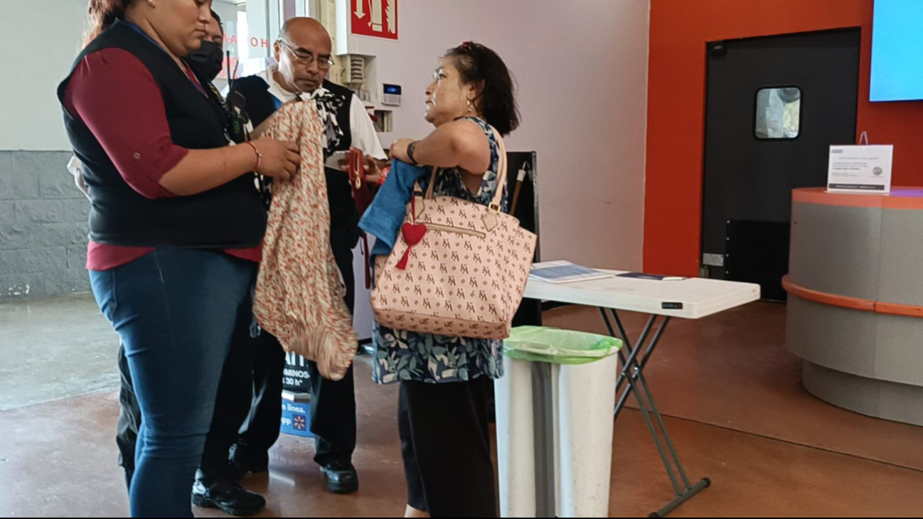 Mujer intenta robar ropa y maquillaje Mujer intenta robar ropa y maquillaje