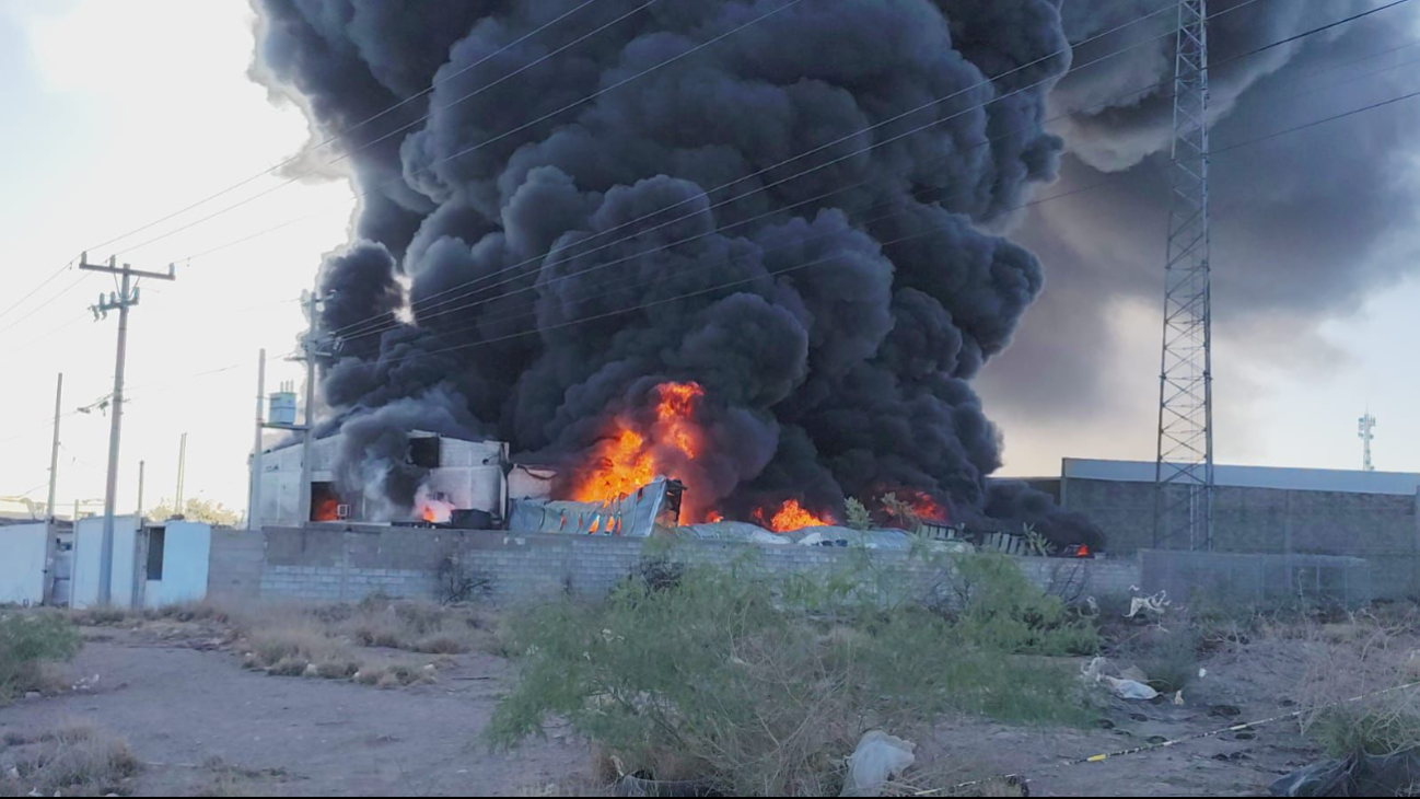 Reportan incendio en bodega de Chihuahua, autoridades usan drones para controlarlo