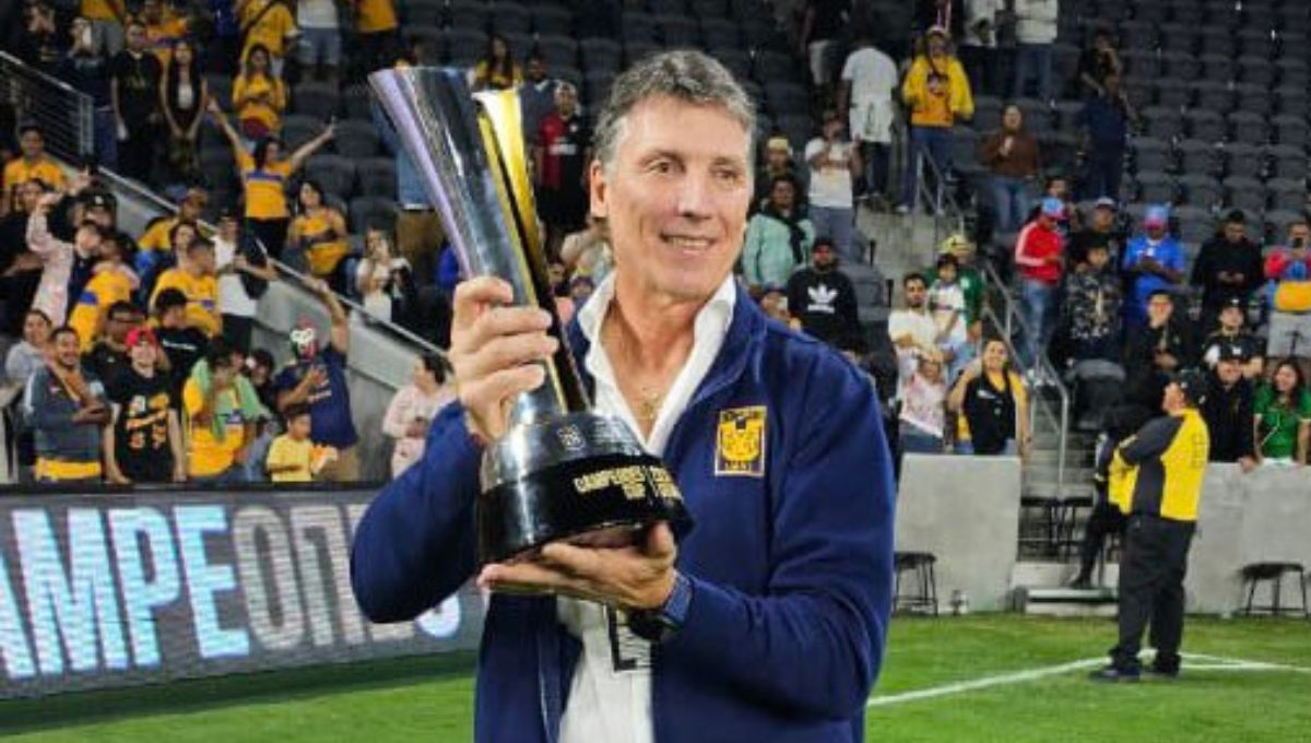 Robert Dante Siboldi celebra el triunfo en la Campeones Cup 2023 con Tigres Robert Dante Siboldi celebra el triunfo en la Campeones Cup 2023 con Tigres