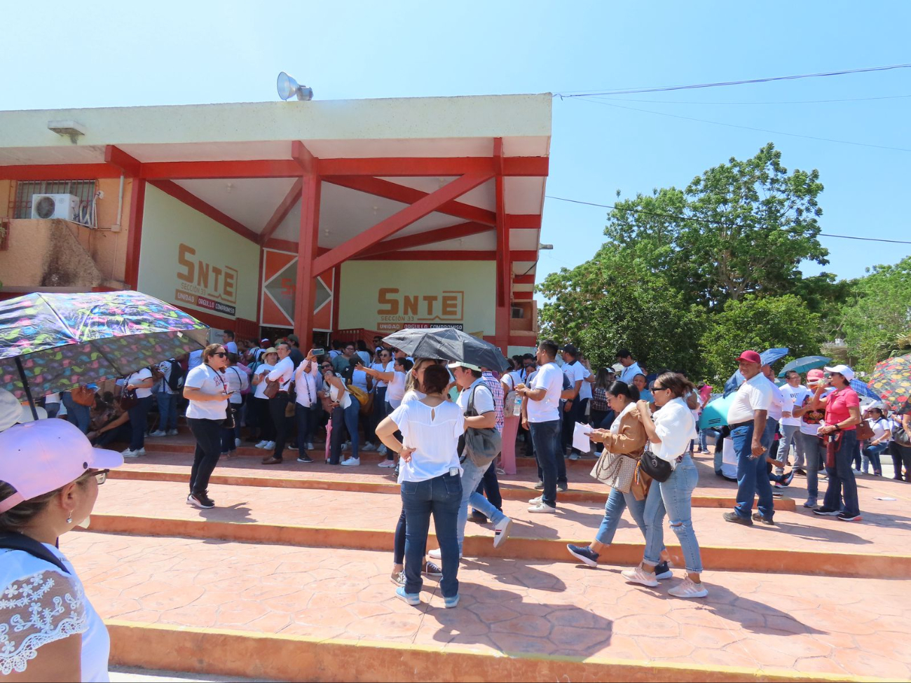 Son decenas de maestros los que participan en la protesta Son decenas de maestros los que participan en la protesta
