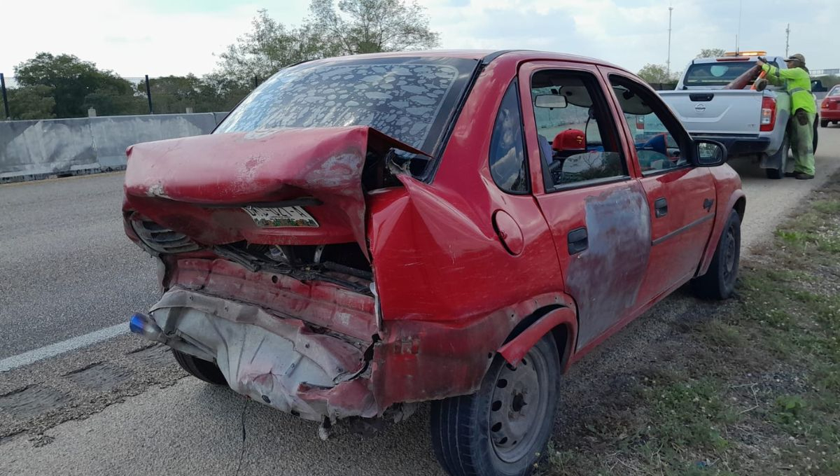 Uno de los automóviles involucrados en el accidente de Calkiní
