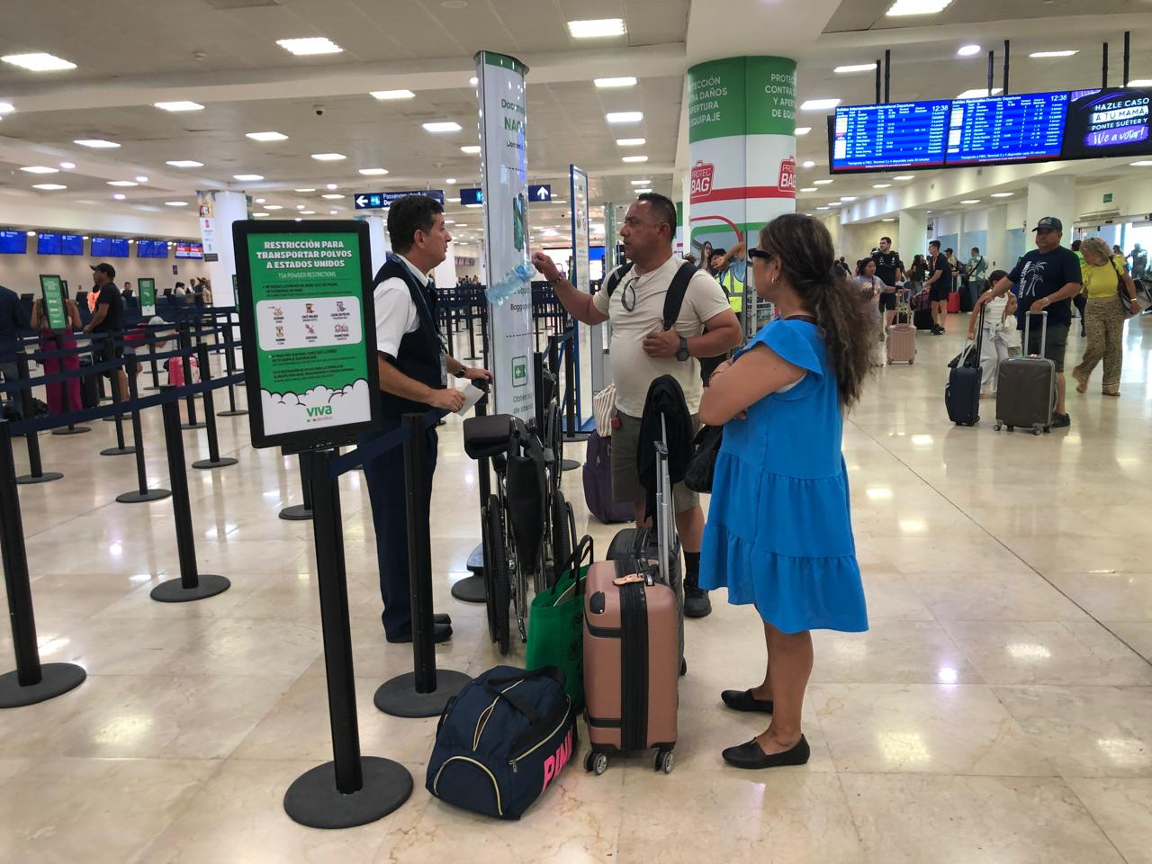 Viajeros esperan para abordar su vuelo en el Aeropuerto Internacional de Cancún Viajeros esperan para abordar su vuelo en el Aeropuerto Internacional de Cancún