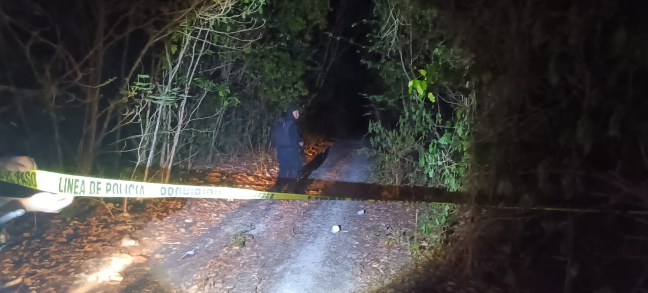 Agentes policiacos inspecciona el área en Cancún Agentes policiacos inspecciona el área en Cancún