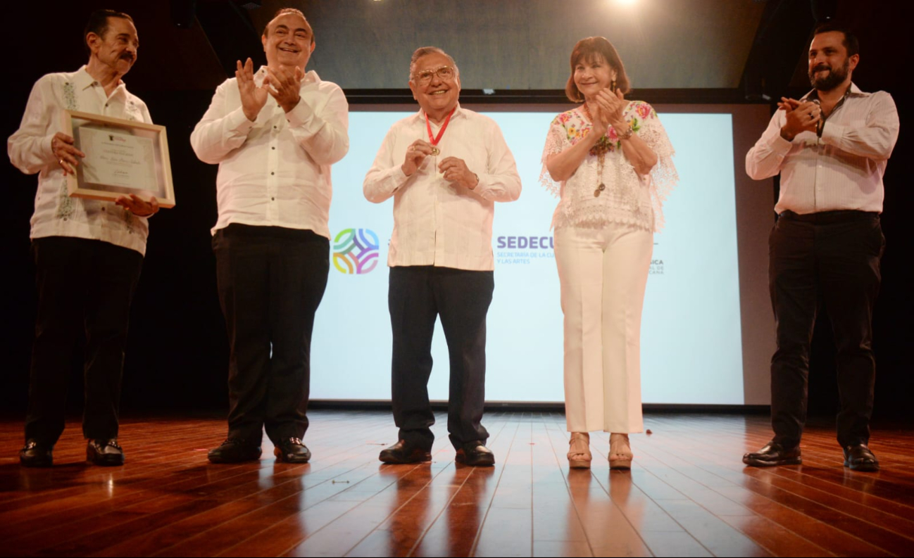 La medalla fue entregada a dos íconos del arte yucateco La medalla fue entregada a dos íconos del arte yucateco