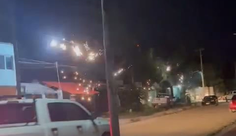 Los vecinos esperaron la llegada de la CFE Los vecinos esperaron la llegada de la CFE