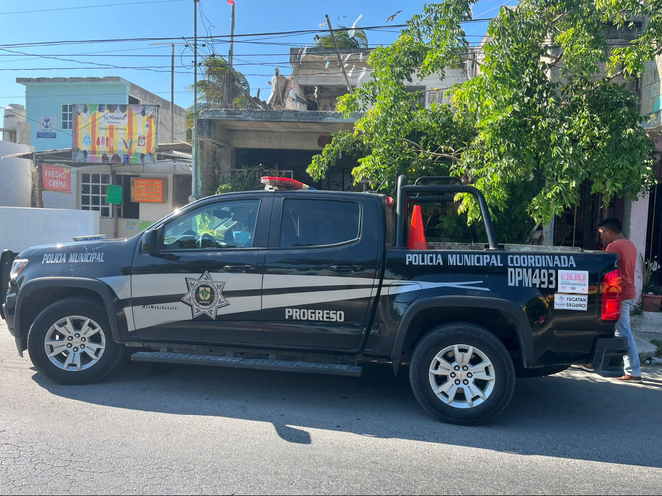 Oficiales de la policía municipal investigan los hechos en Progreso Oficiales de la policía municipal investigan los hechos en Progreso