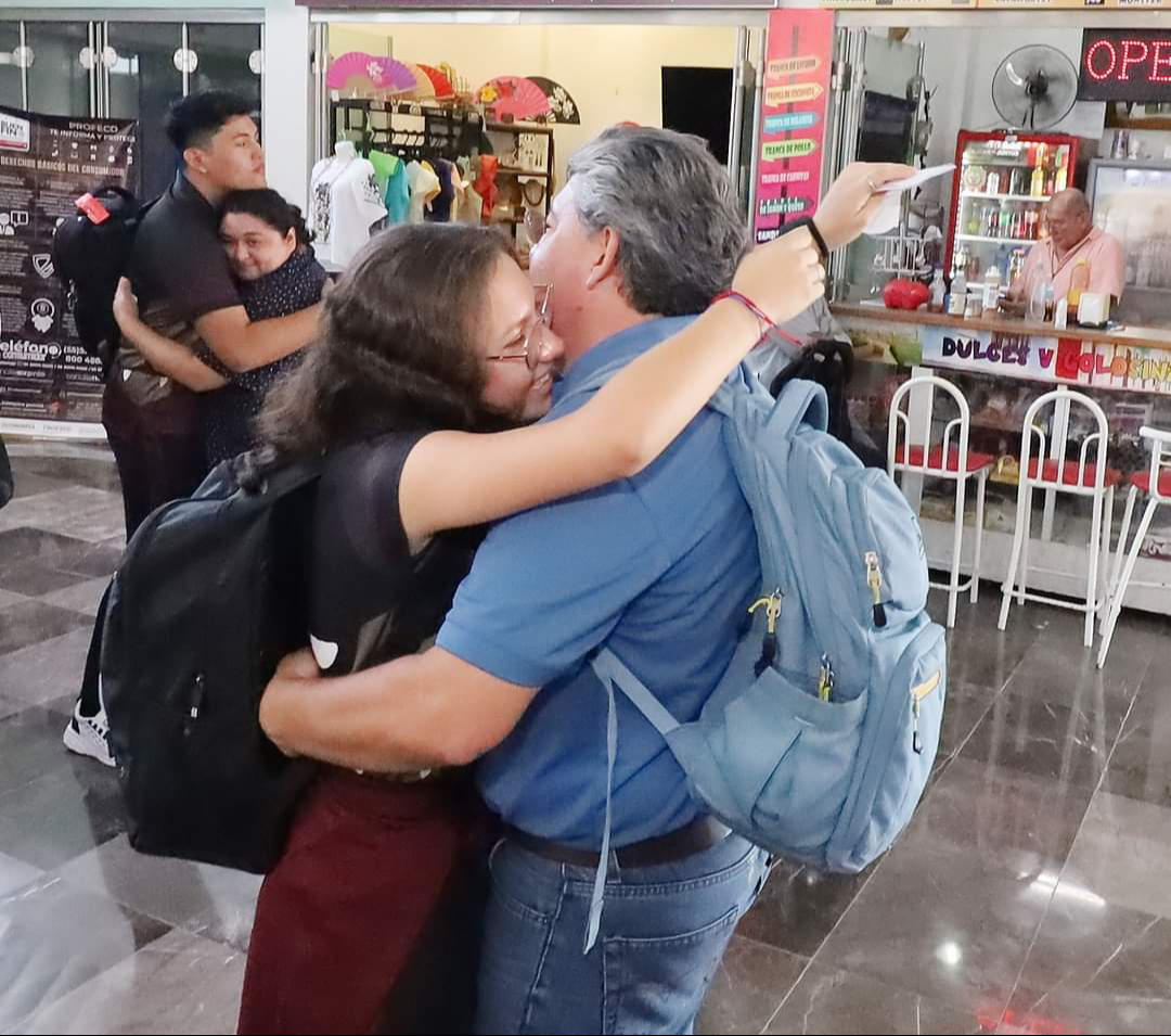 Padres de familia despidieron a sus hijos Padres de familia despidieron a sus hijos
