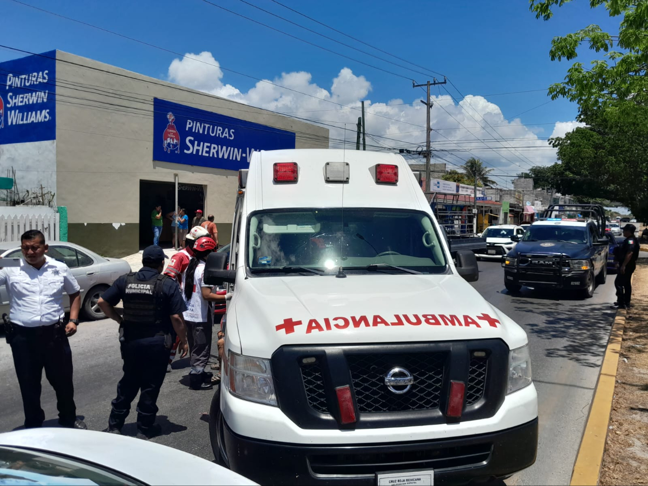 Paramédicos atendieron a la mujer herida Paramédicos atendieron a la mujer herida