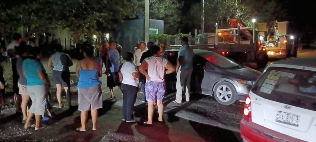 Vecinos de Escárcega se enfrentan a trabajadores de la CFE 