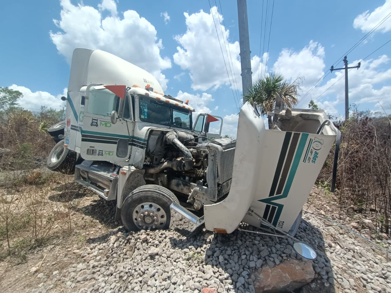 Vuelca camión cargado con toneladas de balasto del Tren Maya en  Quintana Roo