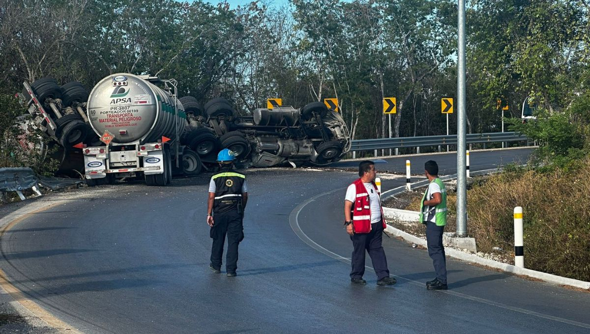 Vuelca pipa cargada de turbosina cerca del Aeropuerto Internacional de Cancún: EN VIVO 