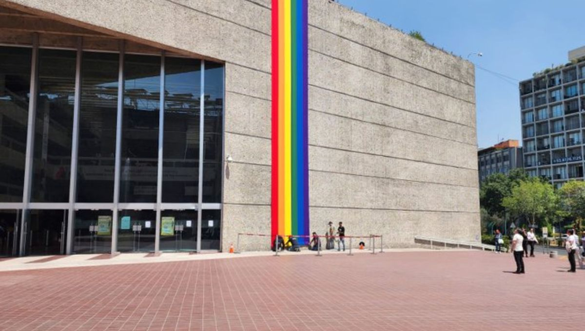 Infonavit reinstala bandera LGBT+ tras incidente con el sindicato