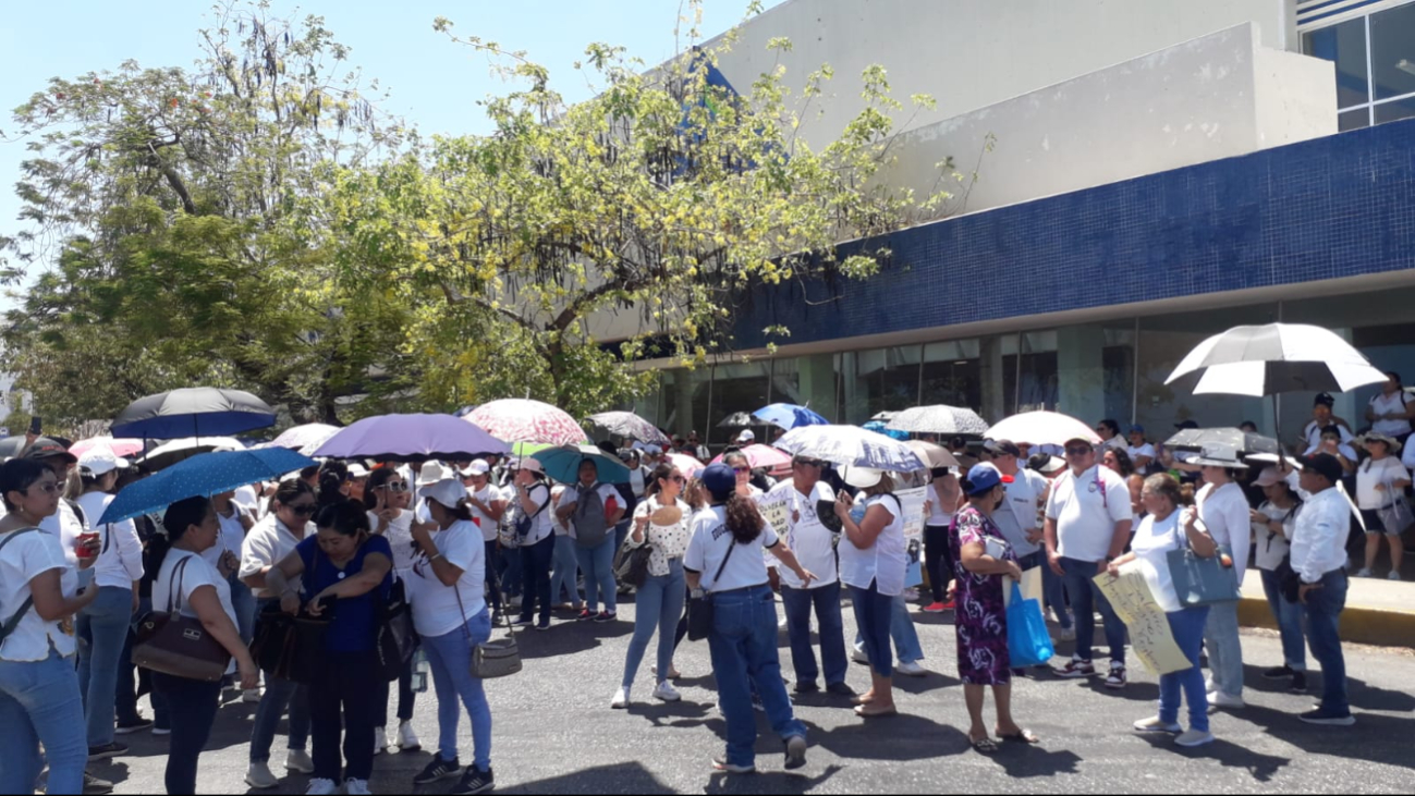 Maestros de Yucatán bloquean la avenida Itzáes hacia el aeropuerto de Mérida
