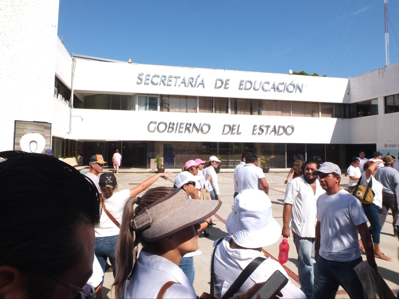 Maestros toman el edificio de la Secretaría de Educación de Yucatán