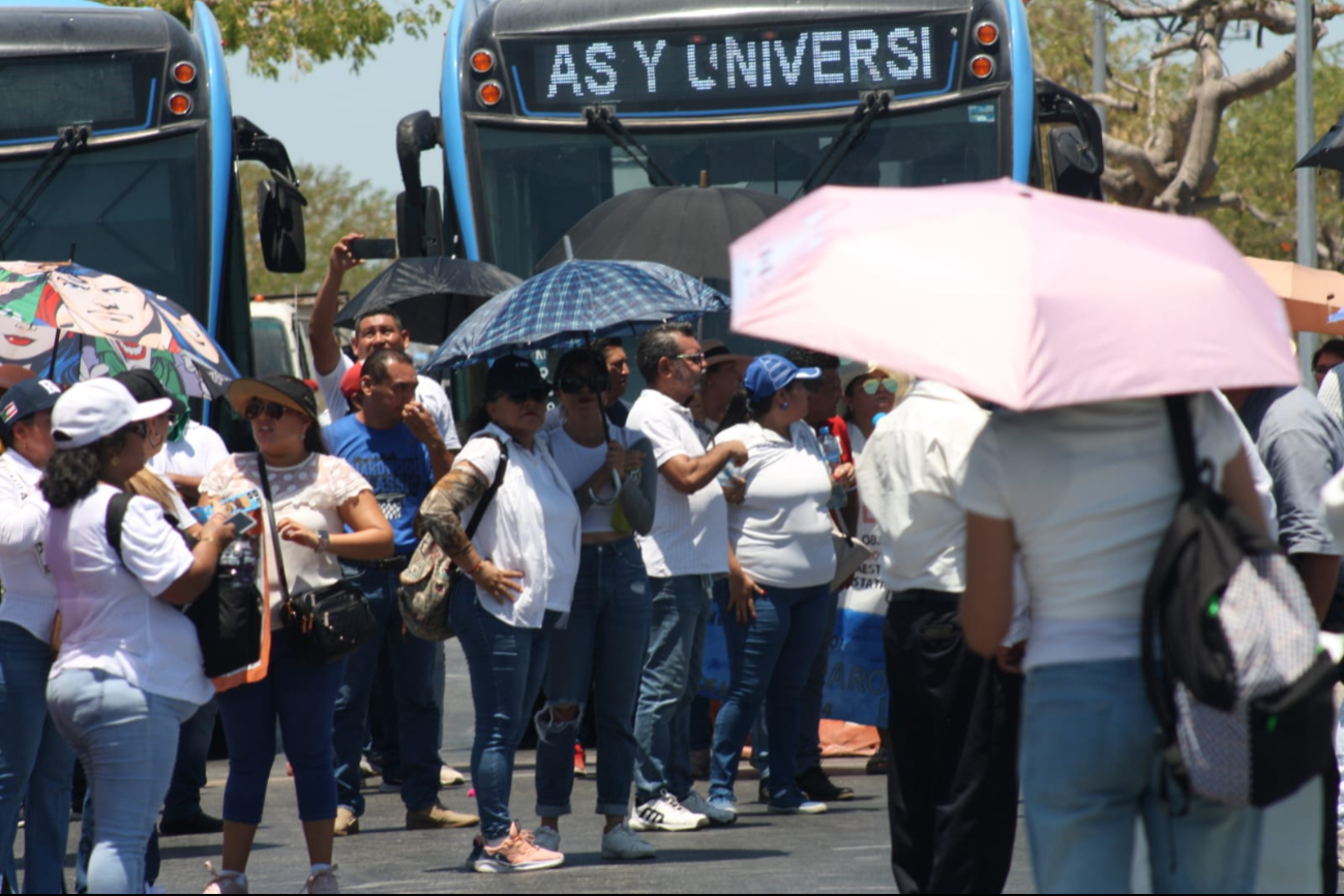Secretario de Educación de Yucatán ignora bloqueo de maestros en el aeropuerto de Mérida