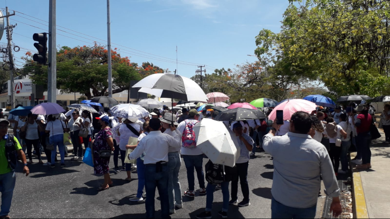 Son miles de maestros los que cerraron la avenida Aviación de Mérida