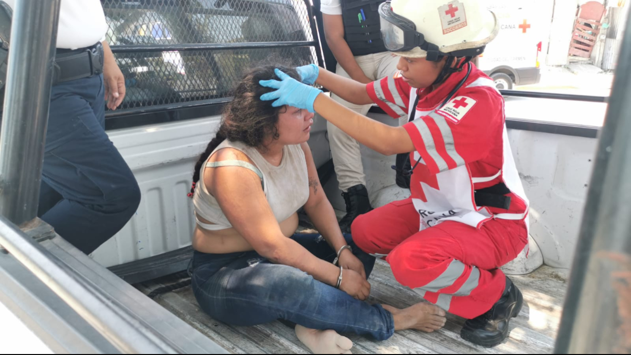 Una joven mujer fue detenida por elementos Una joven mujer fue detenida por elementos