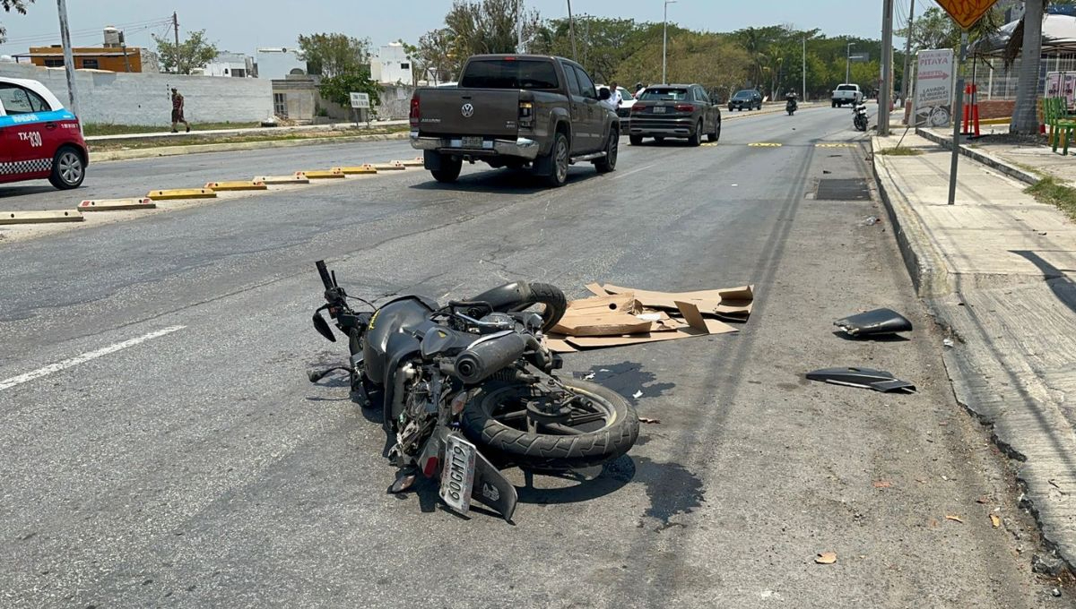 Motociclista resulta con múltiples fracturas tras chocar con camioneta en Campeche