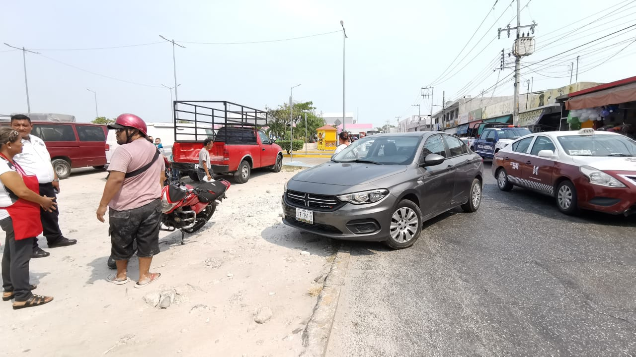 Motociclista choca contra coche al intentar ganarle el paso en el mercado de ciudad del Carmen 