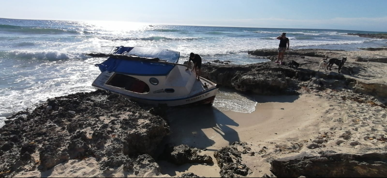 La embarcación se encontraba junto a unas rocas La embarcación se encontraba junto a unas rocas