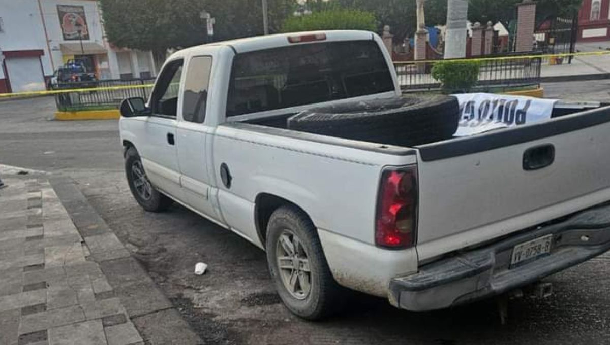 Los cuerpos permanecían debajo de un cartón y una llanta en la camioneta Los cuerpos permanecían debajo de un cartón y una llanta en la camioneta