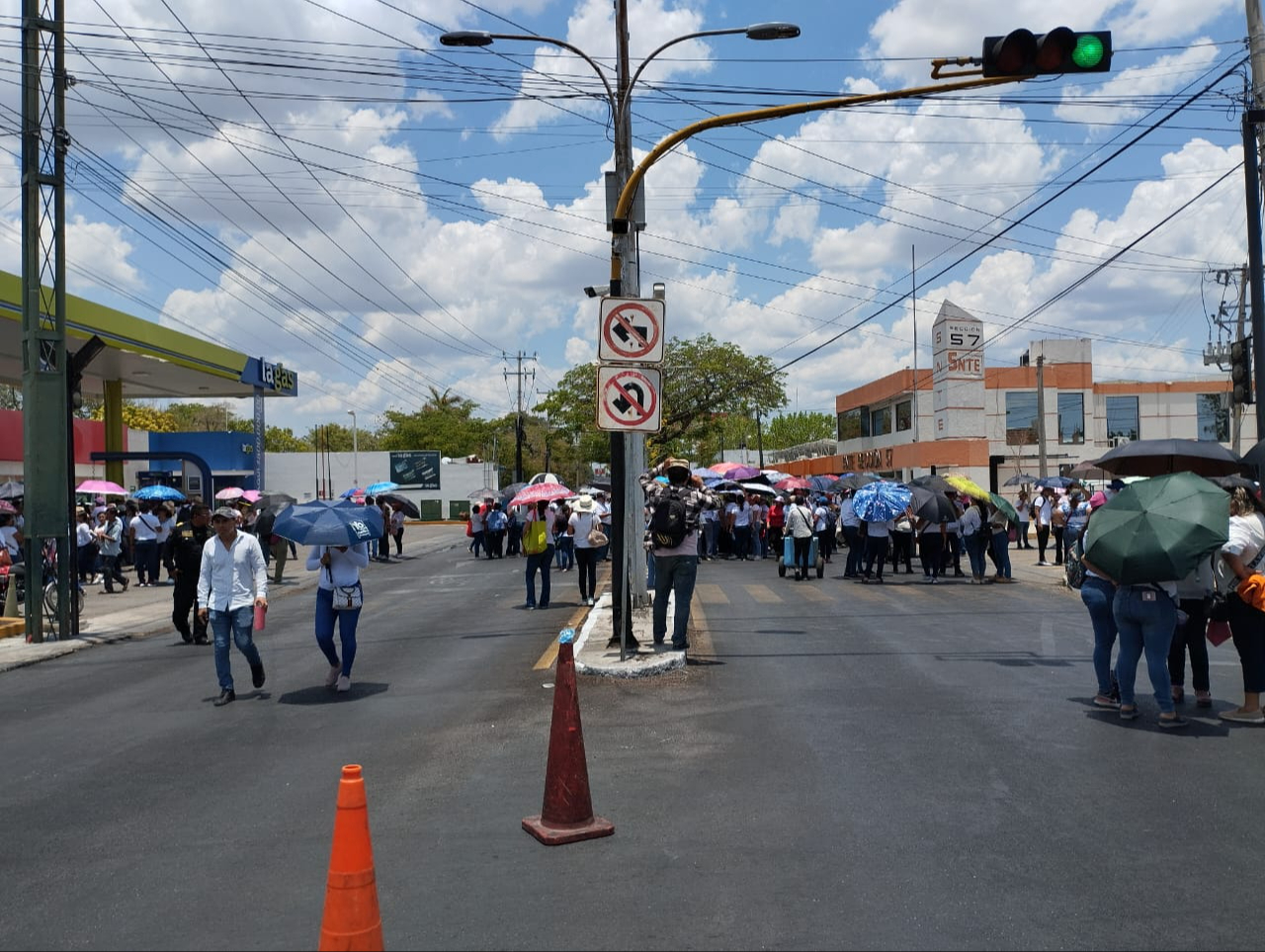 Maestros de Yucatán bloquean otra vez la avenida Canek de Mérida
