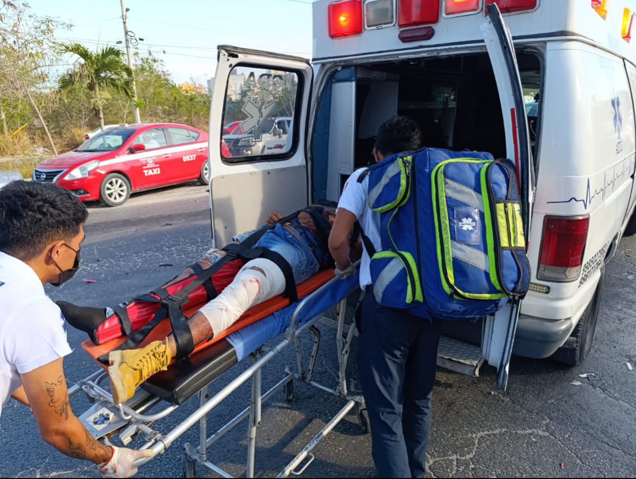 Los motociclistas fueron enviados al hospital en Cancún Los motociclistas fueron enviados al hospital en Cancún