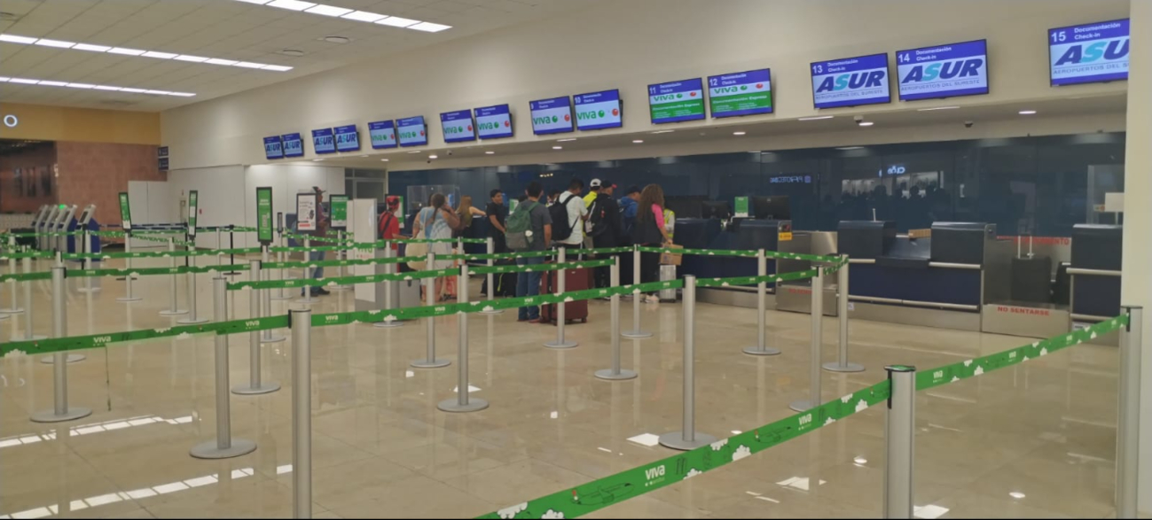 Pasajeros se mantienen en espera de abordar sus vuelos Pasajeros se mantienen en espera de abordar sus vuelos