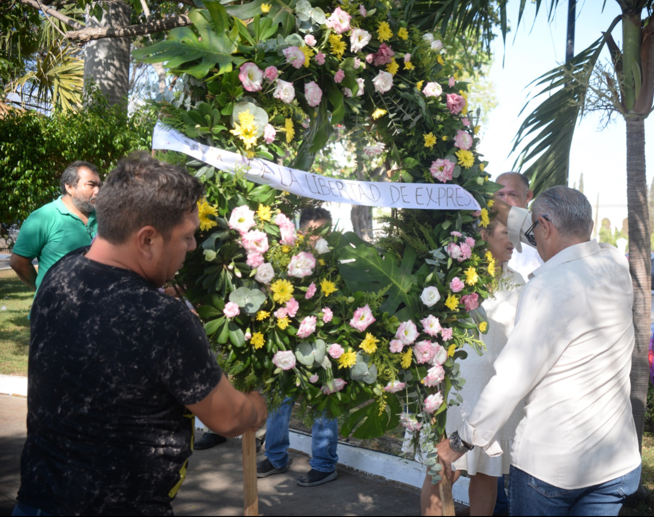 También se colocó una ofrenda floral en honor a los periodistas fallecidos También se colocó una ofrenda floral en honor a los periodistas fallecidos