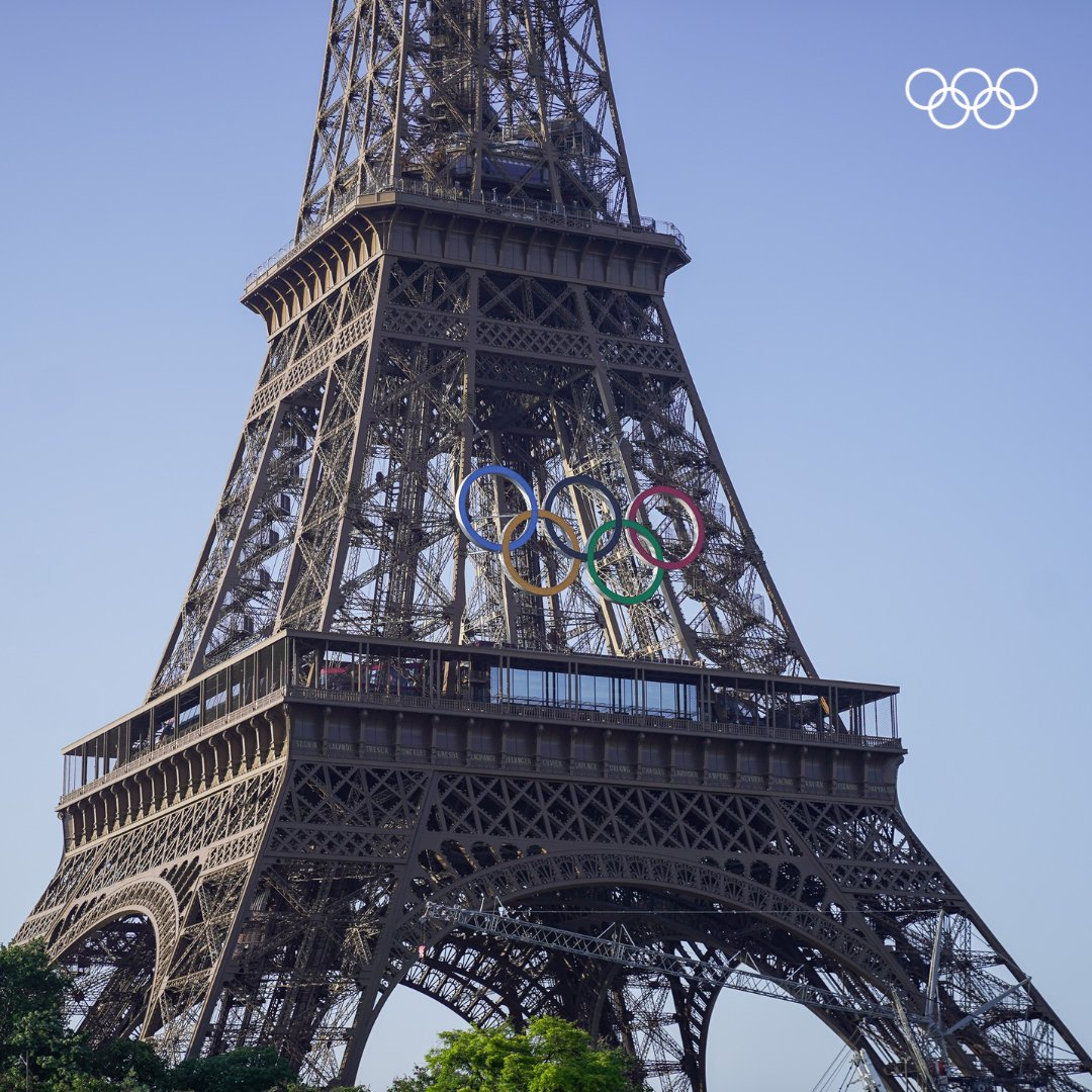 París 2024: Anillos olímpicos    adornan la Torre Eiffel