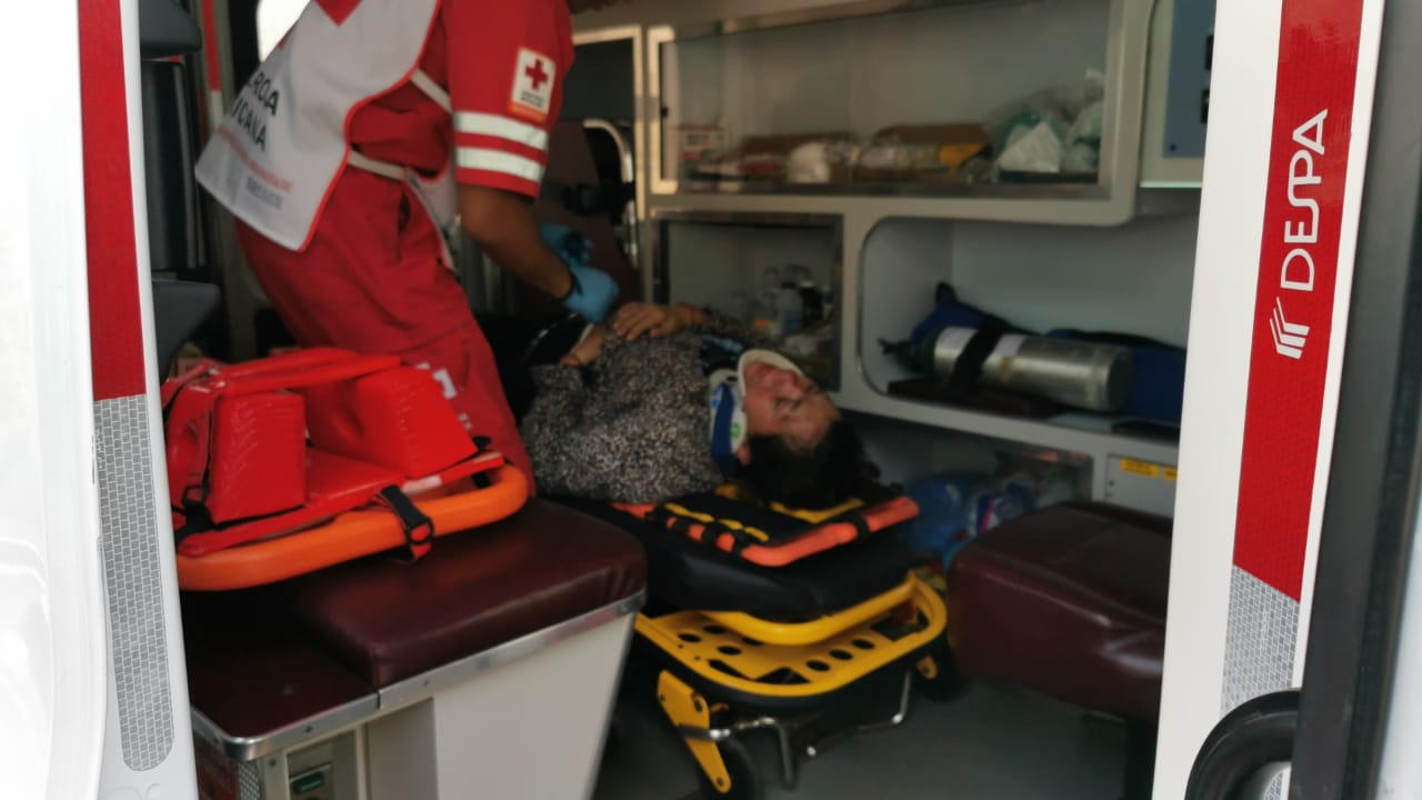 Una mujer fue llevada al hospital por paramédicos de la Cruz Roja Mexicana Una mujer fue llevada al hospital por paramédicos de la Cruz Roja Mexicana