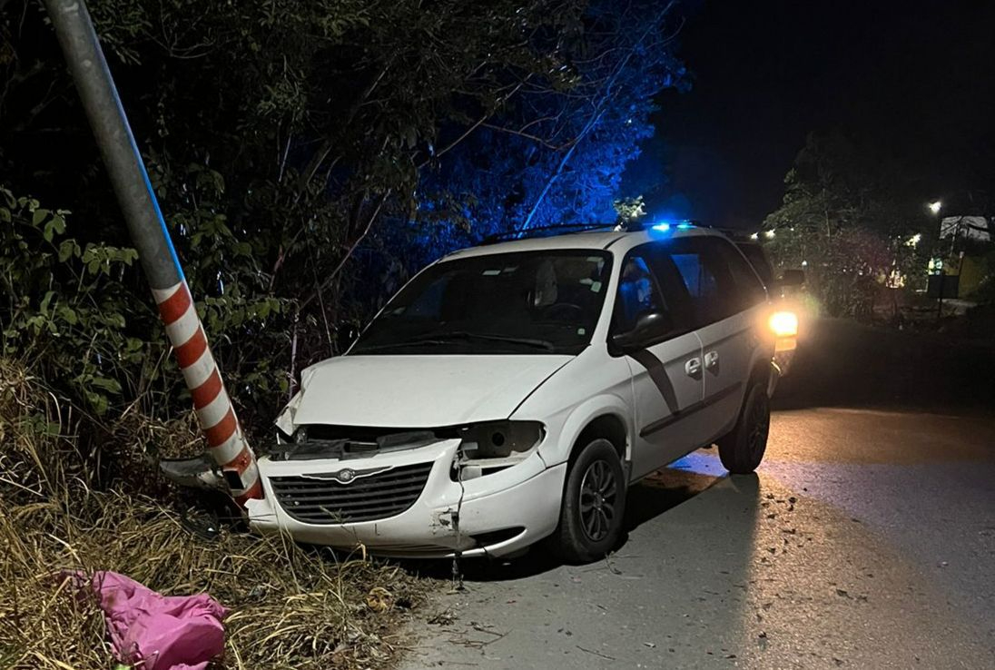 El hombre chocó contra el poste y dejó su camioneta El hombre chocó contra el poste y dejó su camioneta