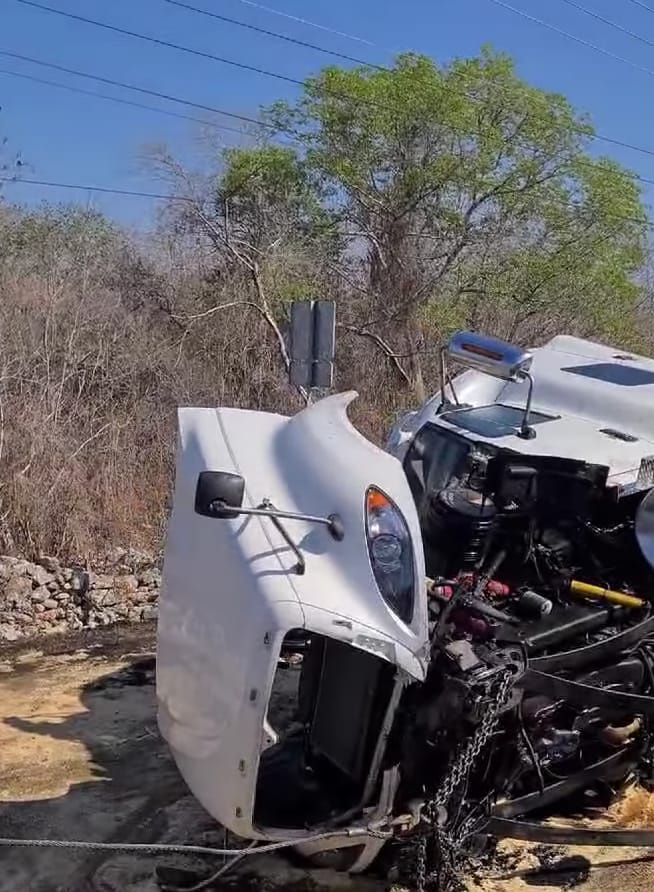 El tráiler quedó en pérdida total El tráiler quedó en pérdida total