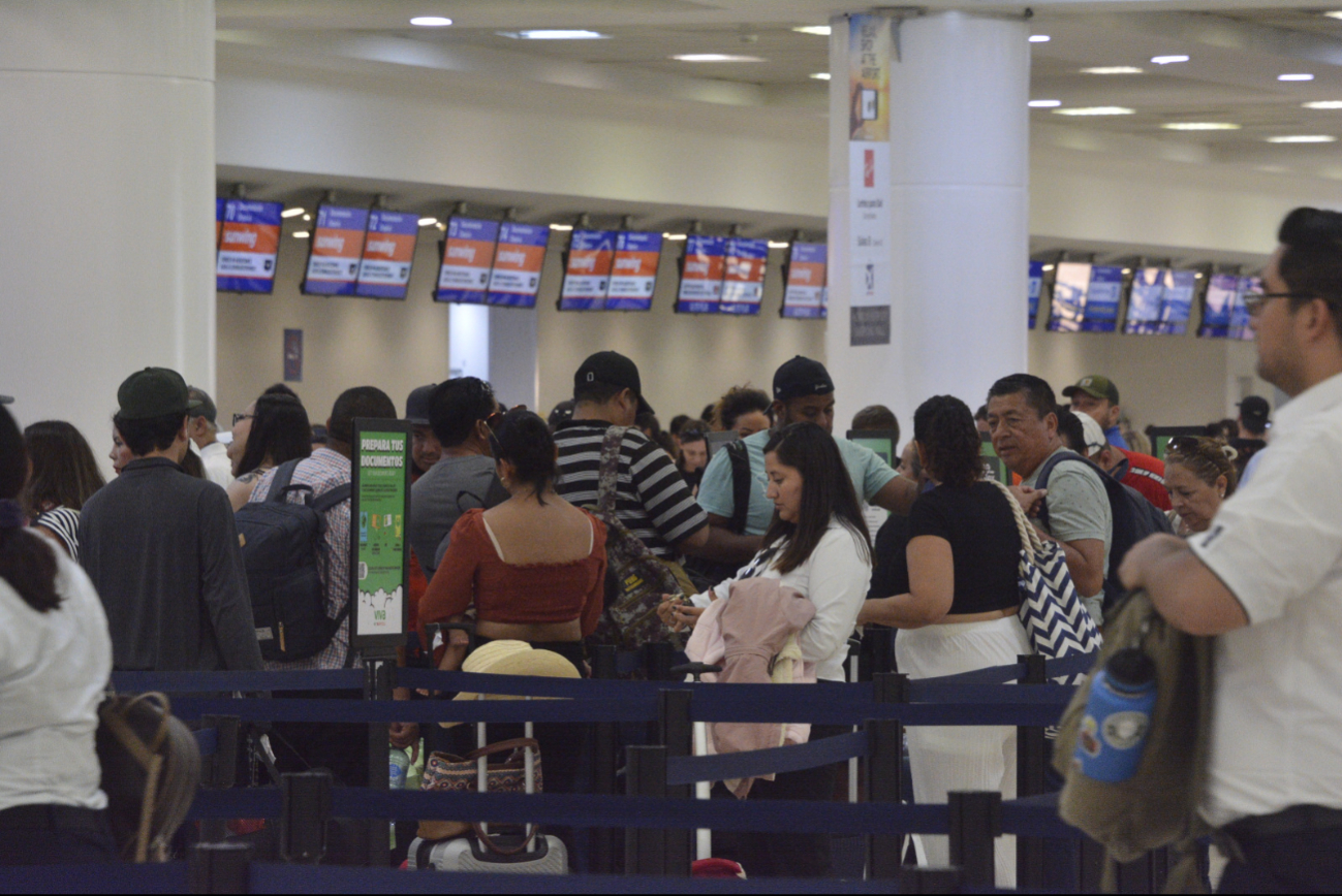 Hay gran afluencia de pasajeros en el aeropuerto de Cancún Hay gran afluencia de pasajeros en el aeropuerto de Cancún