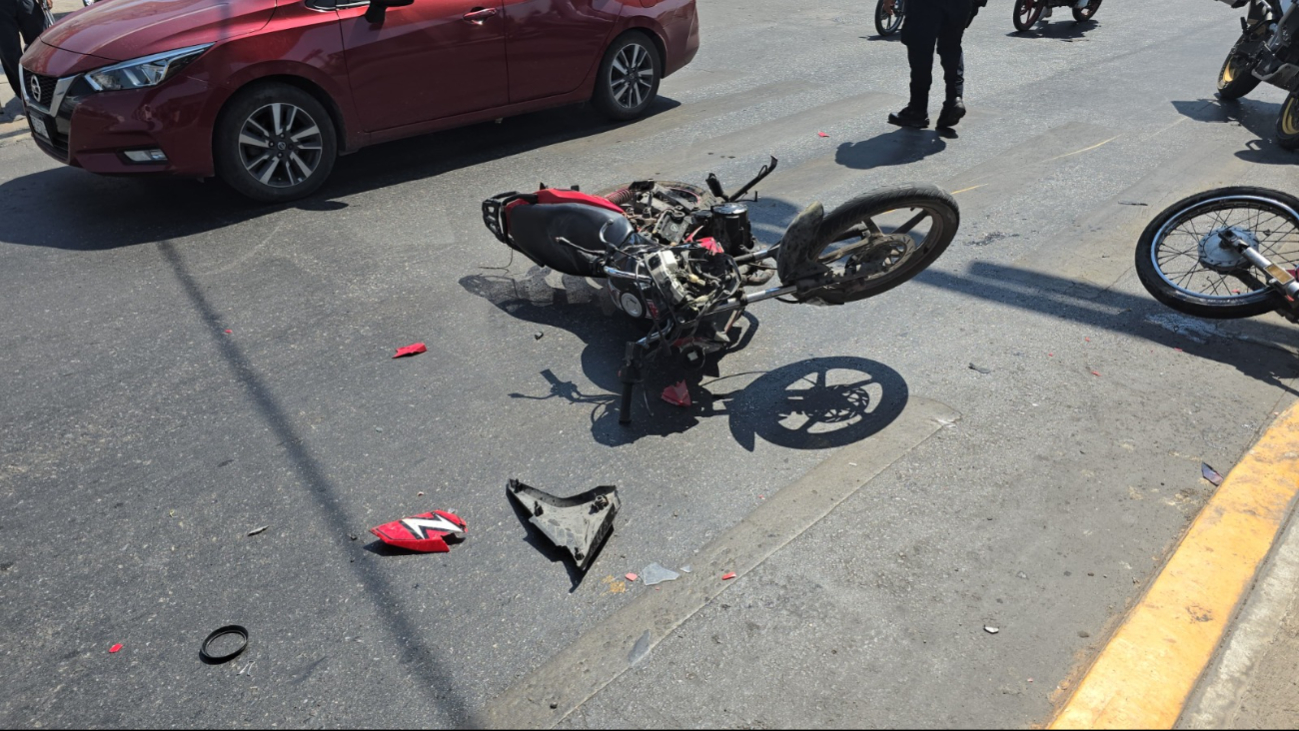 Los dos motociclistas fueron llevados a un hospital Los dos motociclistas fueron llevados a un hospital