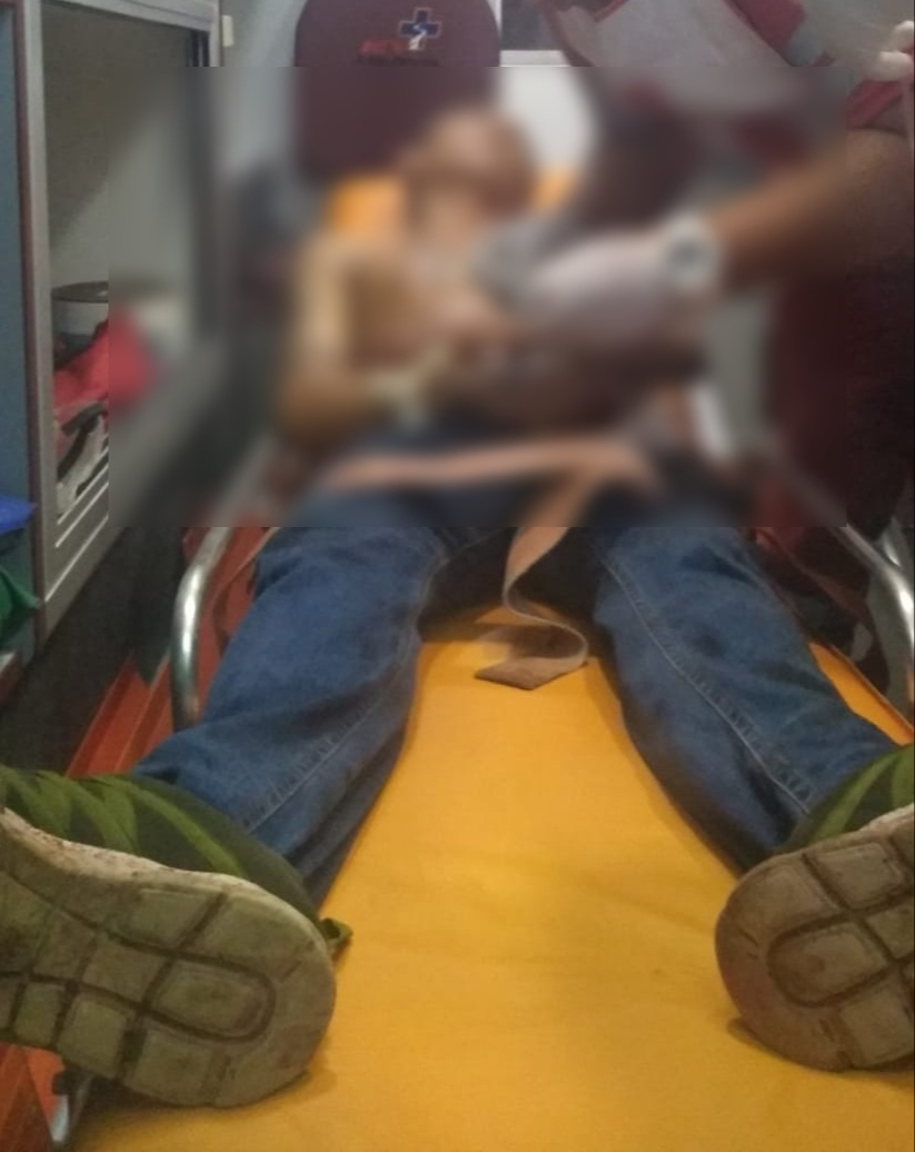 Los tiradores se presentaron a la casa de Riki, a quien llamaron para luego accionar un arma de fuego, al parecer una escopeta Los tiradores se presentaron a la casa de Riki, a quien llamaron para luego accionar un arma de fuego, al parecer una escopeta
