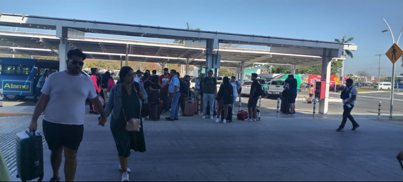 Pasajeros se mantienen en la terminal aérea Pasajeros se mantienen en la terminal aérea