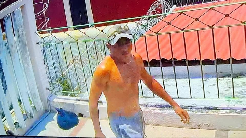 Ha pedido a los cibernautas ubicarlo para hacer que pague por los hurtos en los que ha incurrido Ha pedido a los cibernautas ubicarlo para hacer que pague por los hurtos en los que ha incurrido